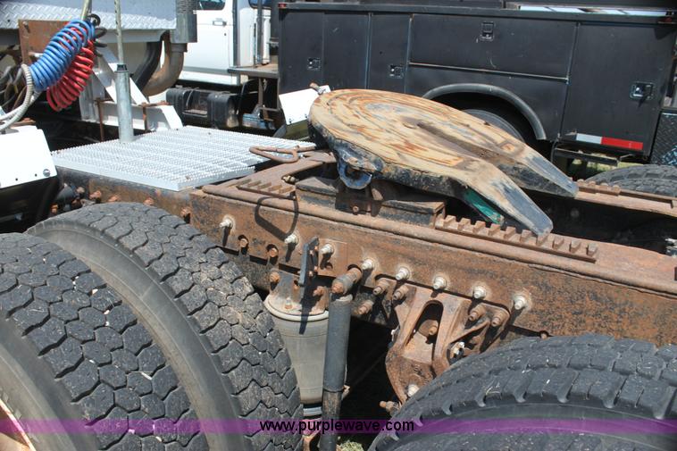 image for item I7300 1996 Mack CH613 semi truck