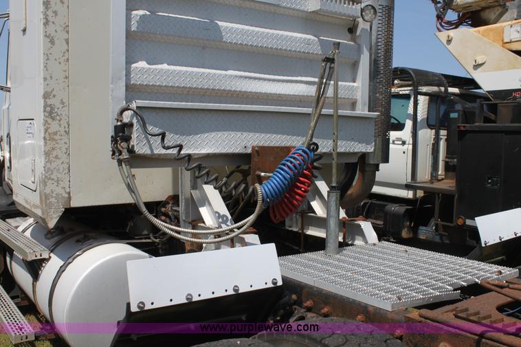 image for item I7300 1996 Mack CH613 semi truck