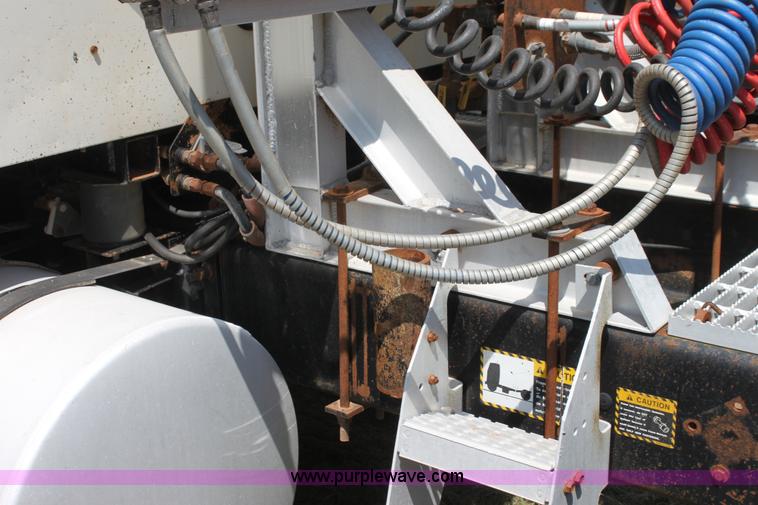 image for item I7300 1996 Mack CH613 semi truck