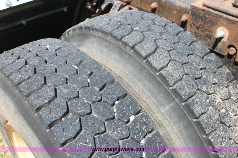 image for item I7300 1996 Mack CH613 semi truck