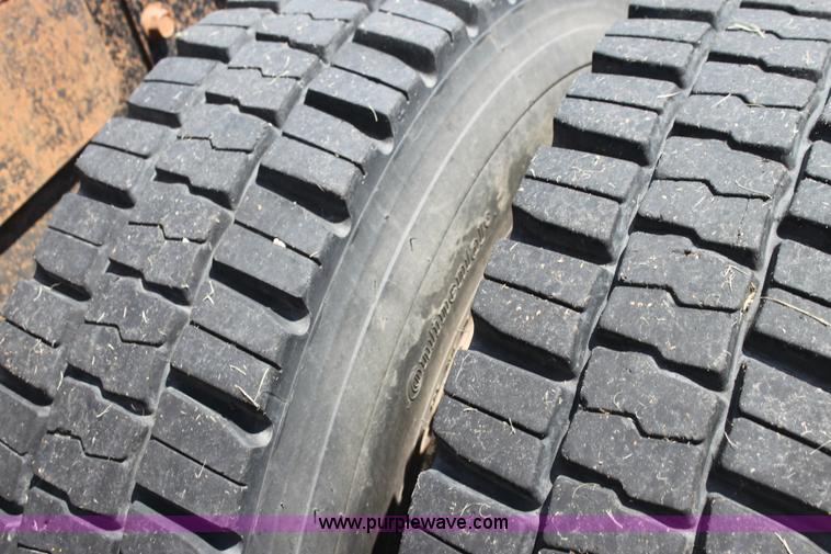 image for item I7300 1996 Mack CH613 semi truck