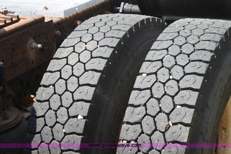 image for item I7300 1996 Mack CH613 semi truck