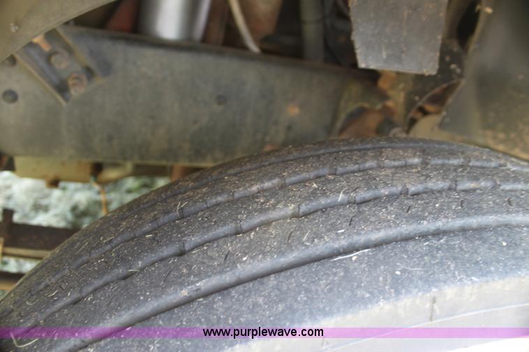 image for item I7300 1996 Mack CH613 semi truck