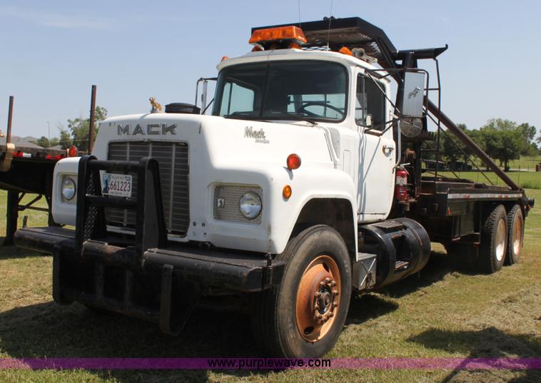 image for item I7301 1988 Mack RD688S rigging truck