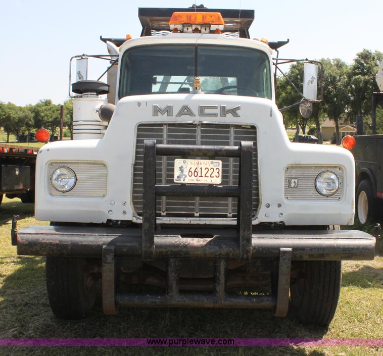 image for item I7301 1988 Mack RD688S rigging truck