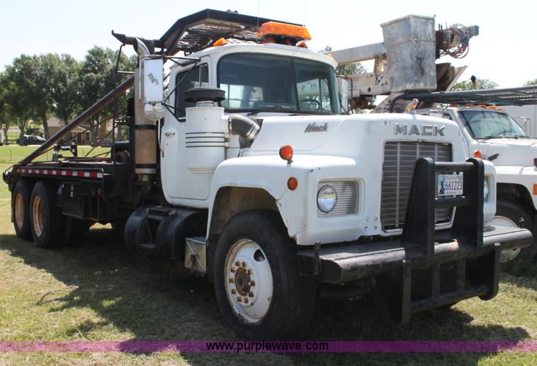 image for item I7301 1988 Mack RD688S rigging truck