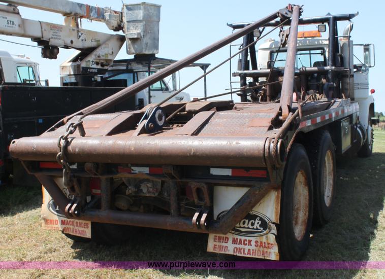 image for item I7301 1988 Mack RD688S rigging truck