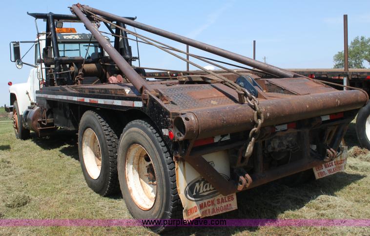 image for item I7301 1988 Mack RD688S rigging truck