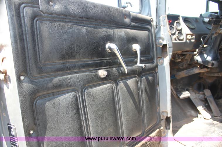 image for item I7301 1988 Mack RD688S rigging truck