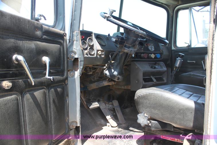 image for item I7301 1988 Mack RD688S rigging truck