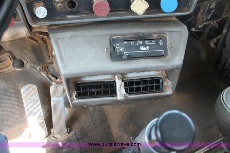 image for item I7301 1988 Mack RD688S rigging truck