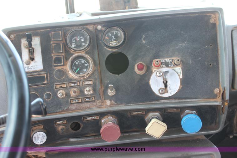 image for item I7301 1988 Mack RD688S rigging truck