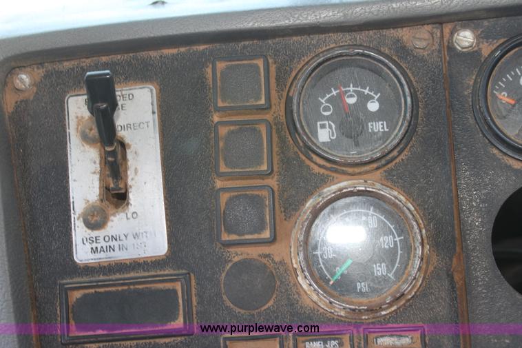 image for item I7301 1988 Mack RD688S rigging truck