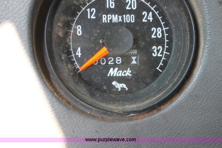 image for item I7301 1988 Mack RD688S rigging truck