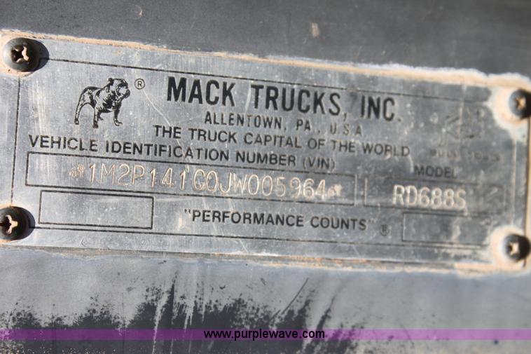 image for item I7301 1988 Mack RD688S rigging truck