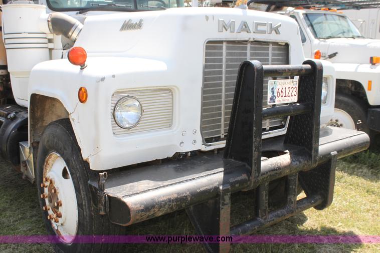 image for item I7301 1988 Mack RD688S rigging truck