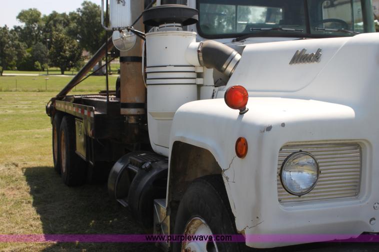 image for item I7301 1988 Mack RD688S rigging truck