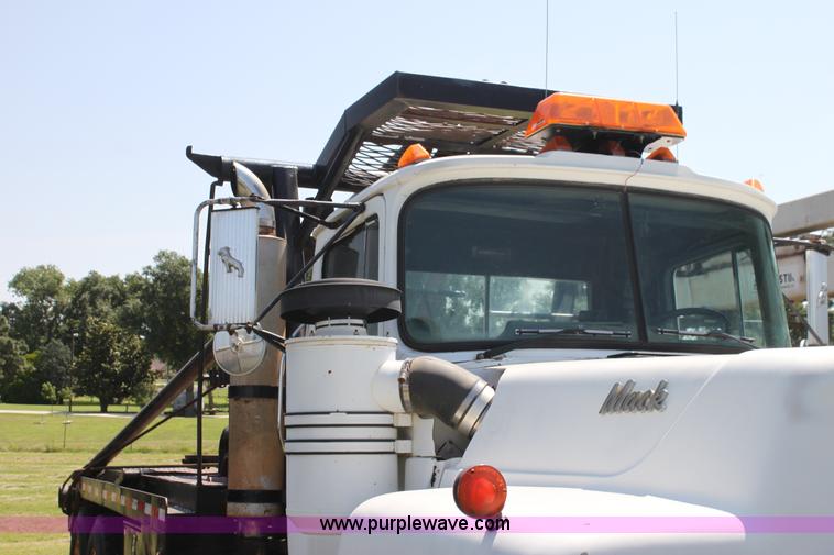 image for item I7301 1988 Mack RD688S rigging truck