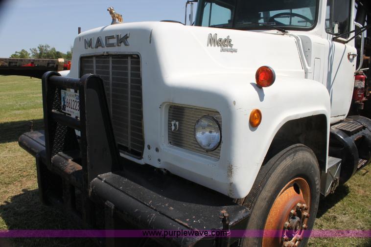 image for item I7301 1988 Mack RD688S rigging truck