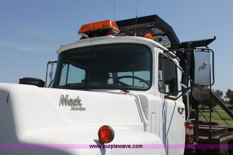 image for item I7301 1988 Mack RD688S rigging truck