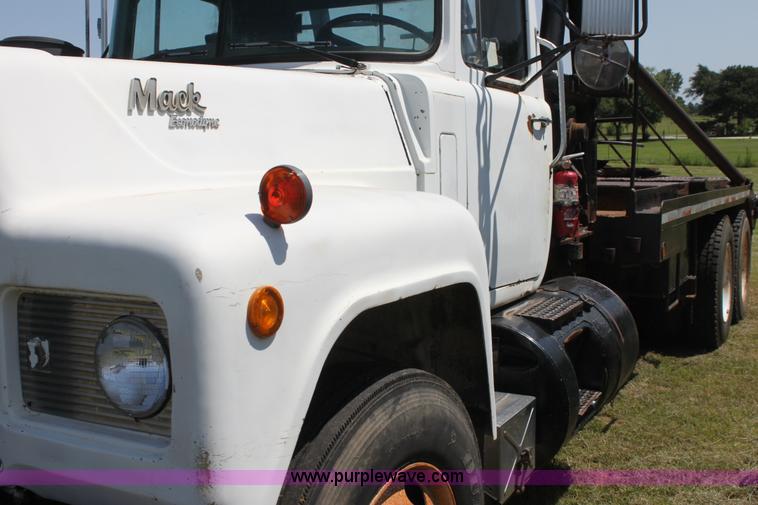 image for item I7301 1988 Mack RD688S rigging truck