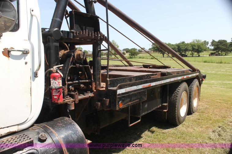 image for item I7301 1988 Mack RD688S rigging truck