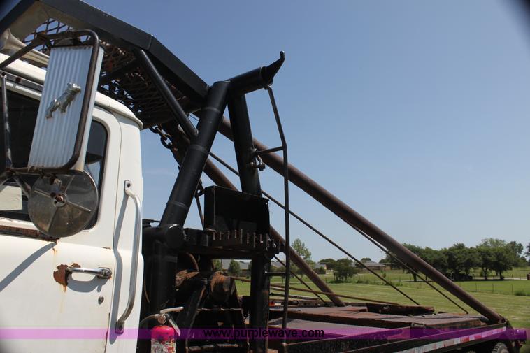 image for item I7301 1988 Mack RD688S rigging truck