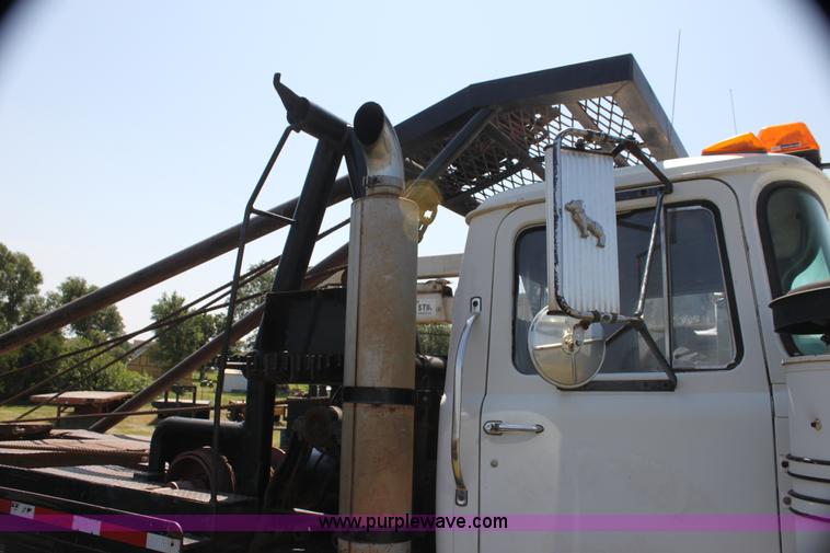 image for item I7301 1988 Mack RD688S rigging truck