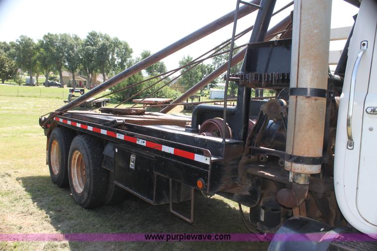 image for item I7301 1988 Mack RD688S rigging truck