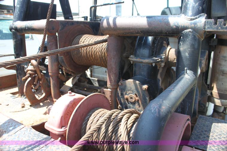 image for item I7301 1988 Mack RD688S rigging truck