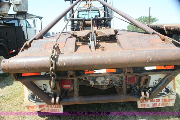 image for item I7301 1988 Mack RD688S rigging truck