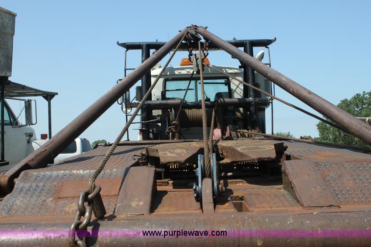 image for item I7301 1988 Mack RD688S rigging truck