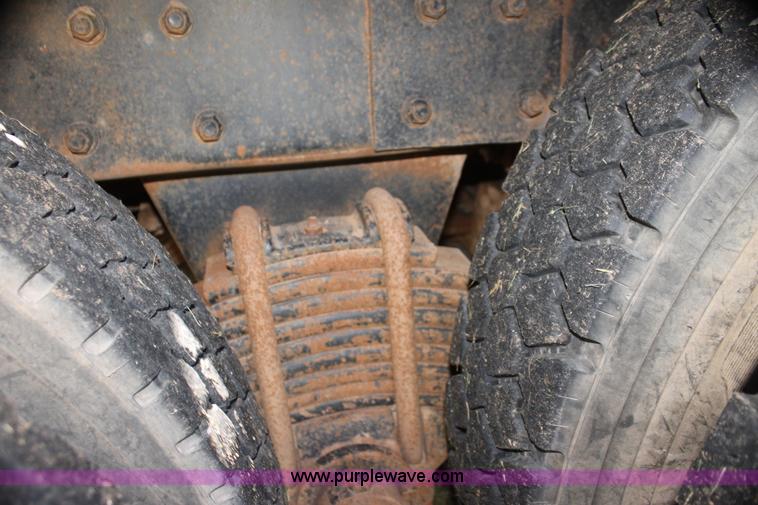 image for item I7301 1988 Mack RD688S rigging truck