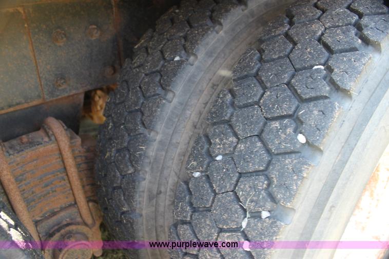 image for item I7301 1988 Mack RD688S rigging truck