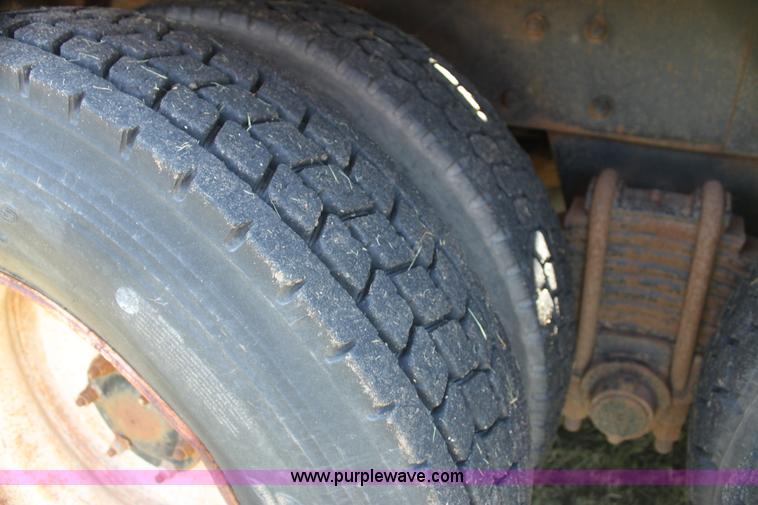 image for item I7301 1988 Mack RD688S rigging truck