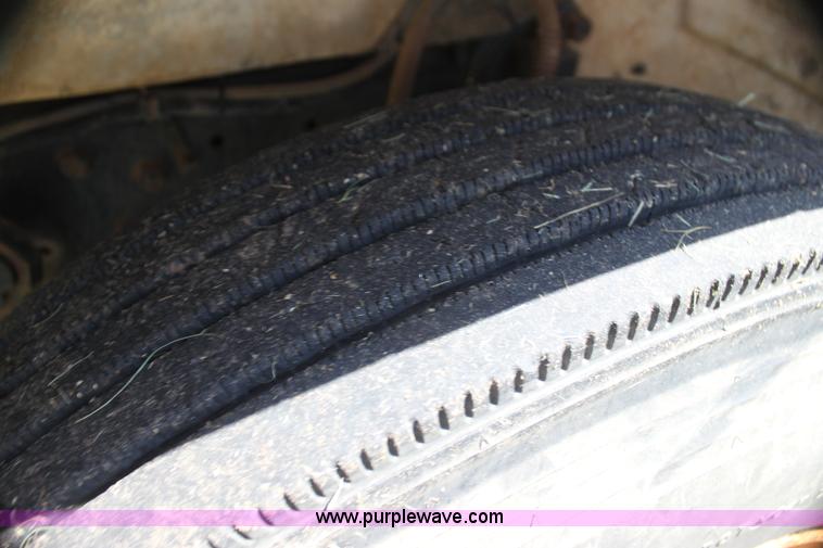 image for item I7301 1988 Mack RD688S rigging truck