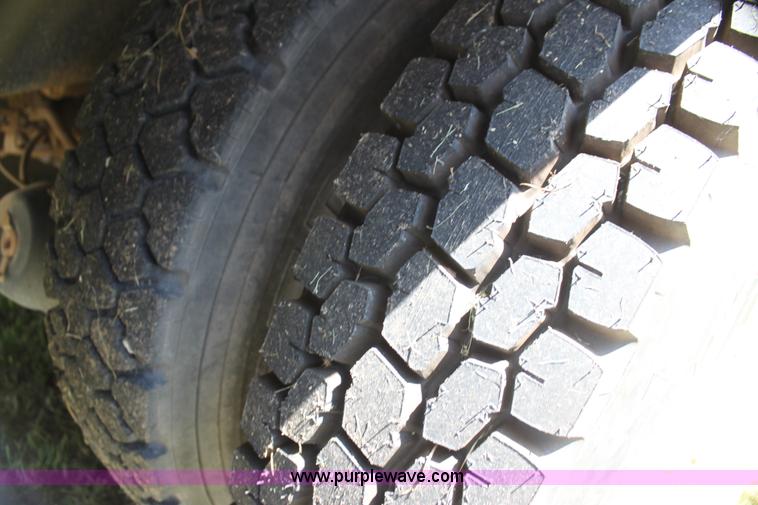 image for item I7301 1988 Mack RD688S rigging truck