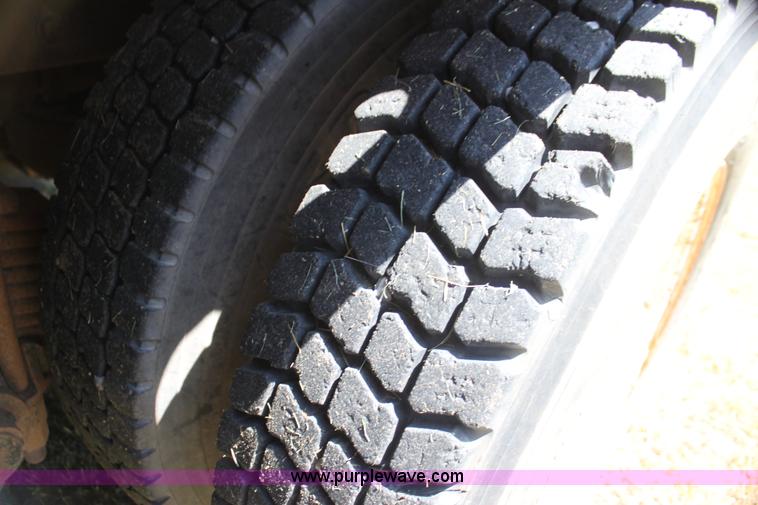 image for item I7301 1988 Mack RD688S rigging truck