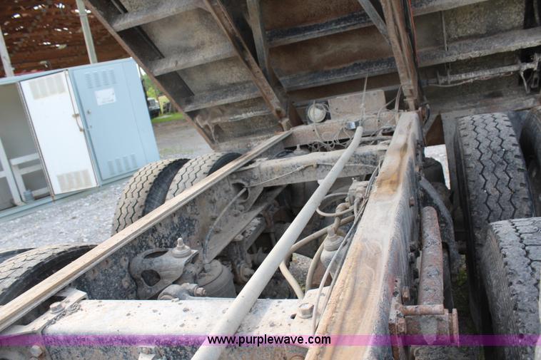 image for item J1216 1990 Peterbilt 379 dump truck