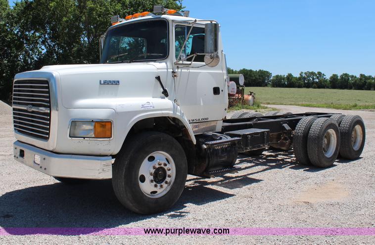 image for item J3183 1995 Ford LTS9000 cab and chassis
