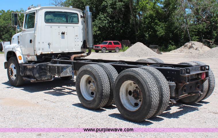 image for item J3183 1995 Ford LTS9000 cab and chassis