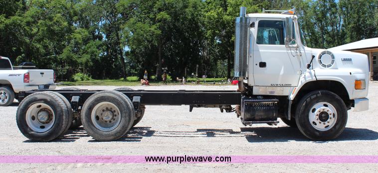 image for item J3183 1995 Ford LTS9000 cab and chassis