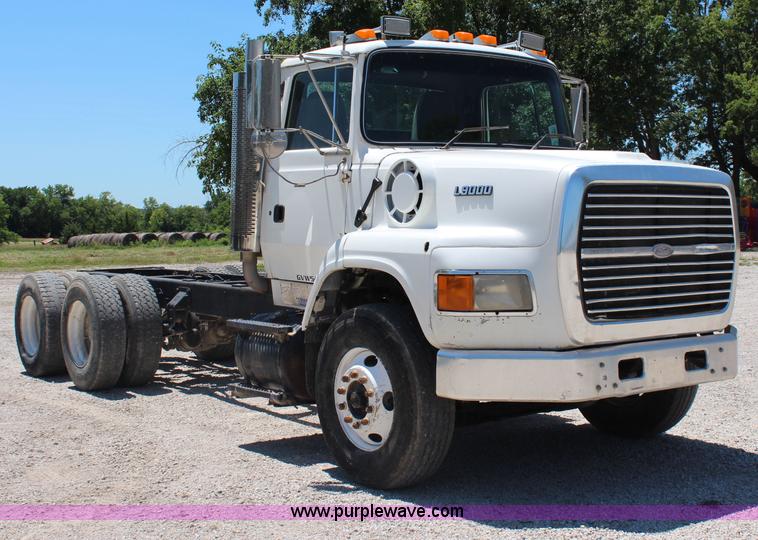 image for item J3183 1995 Ford LTS9000 cab and chassis