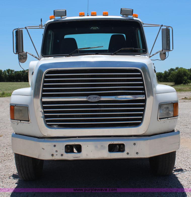 image for item J3183 1995 Ford LTS9000 cab and chassis
