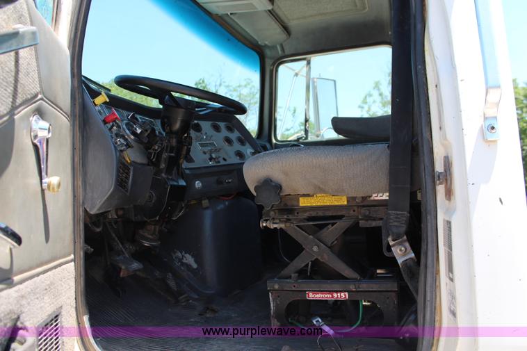 image for item J3183 1995 Ford LTS9000 cab and chassis