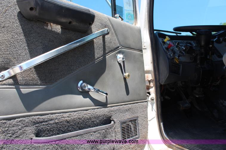 image for item J3183 1995 Ford LTS9000 cab and chassis
