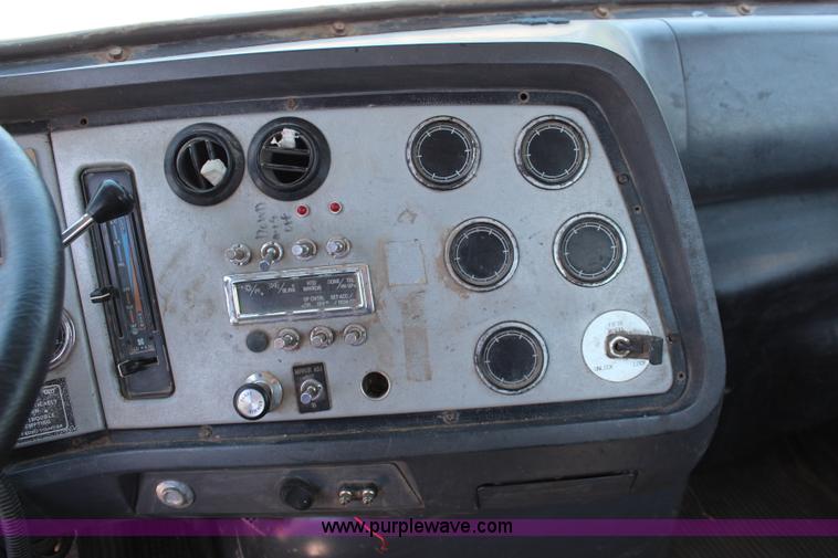 image for item J3183 1995 Ford LTS9000 cab and chassis