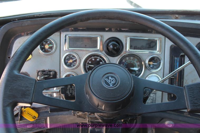 image for item J3183 1995 Ford LTS9000 cab and chassis