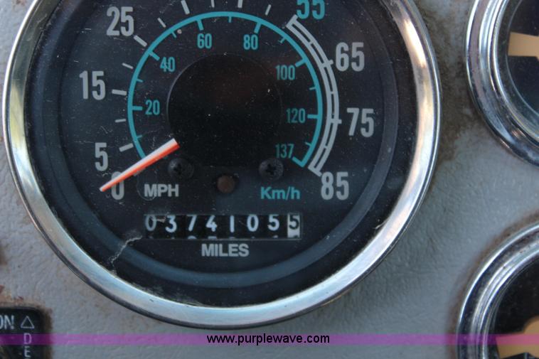 image for item J3183 1995 Ford LTS9000 cab and chassis