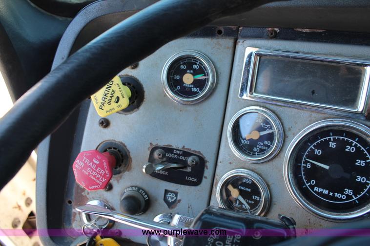 image for item J3183 1995 Ford LTS9000 cab and chassis